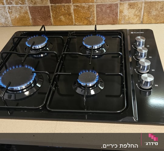 כיריים גז עם להבות כחולות במטבח